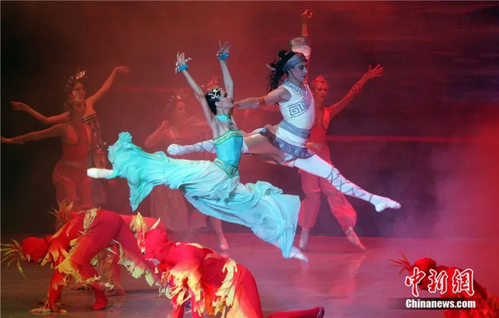 芭蕾舞剧《小河淌水》的场景。受访者供图