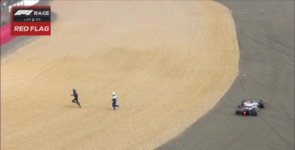 拉塞尔事故后第一时间冲向周冠宇。