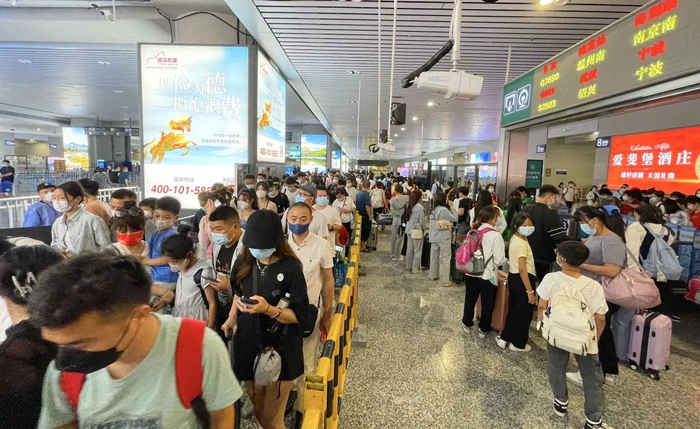 7月3日下午，铁路宁波站列车集中到达，旅客出站排起长队  记者 范洪 摄