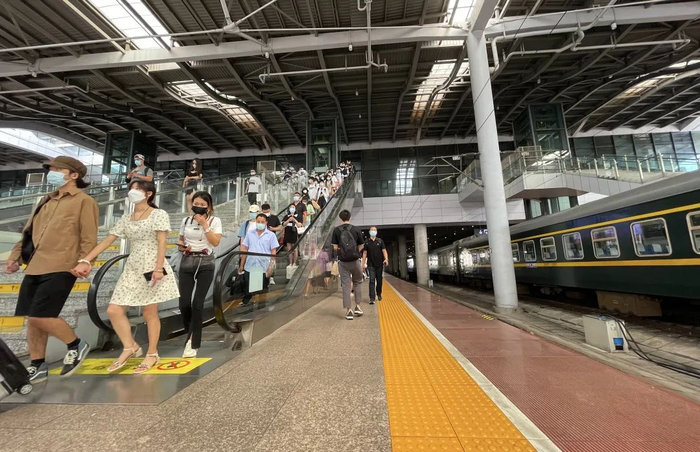 出发旅客进入站台层候车