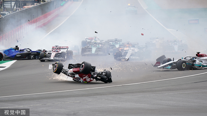 周冠宇的赛车完全倒扣。