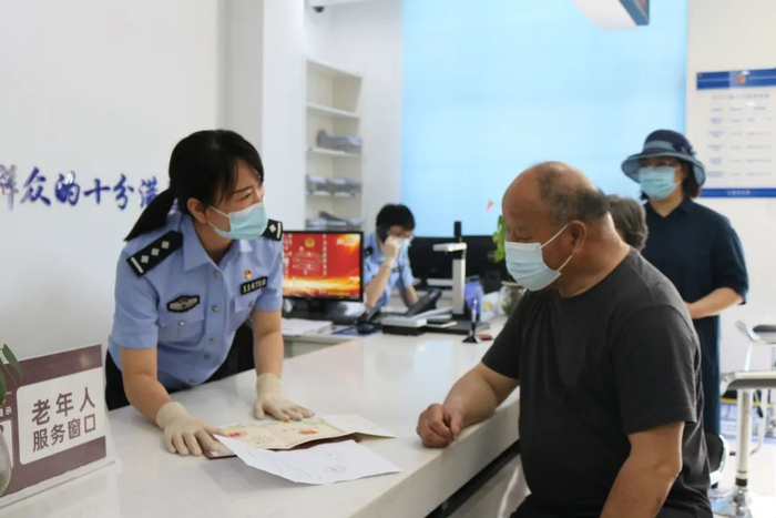 ▲郎浙琳为沈大伯办理身份证照片调用事宜