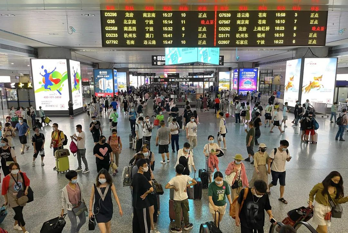 宁波站地下到达层人头攒动