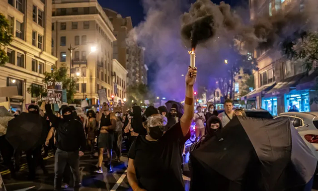 “罗诉韦德案”被推翻后，美国多地爆发抗议活动 图自《卫报》 