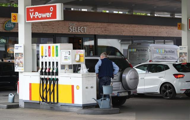 ▲5月11日，一名男子在德国首都柏林的一处加油站加油。图/新华社