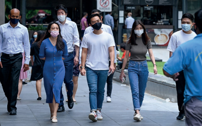 2022年2月18日，新加坡最大的金融区莱佛士坊，午休时段外出的上班族们。&nbsp;&nbsp;图：法新