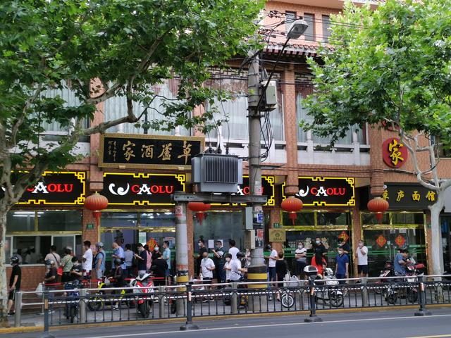 草庐酒家门前排起了长队，市民正在等候取餐。本文图片均为记者 徐祯曜 图