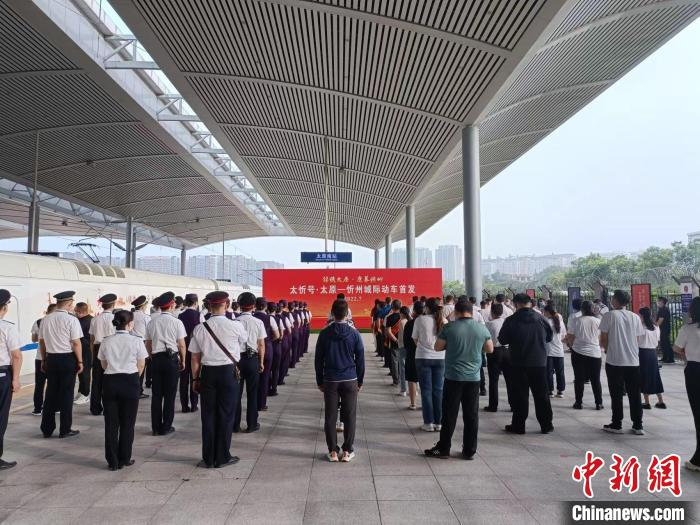 太原至忻州往返增开6趟“太忻号”城际动车，实现动车“公交化”。　杨佩佩 摄