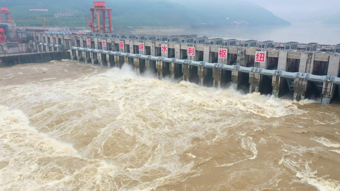 ▲在防御珠江流域西江洪水过程中，正在建设中的大藤峡水利枢纽提前预泄腾出7亿立方米库容，减轻下游防洪压力 水利部供图