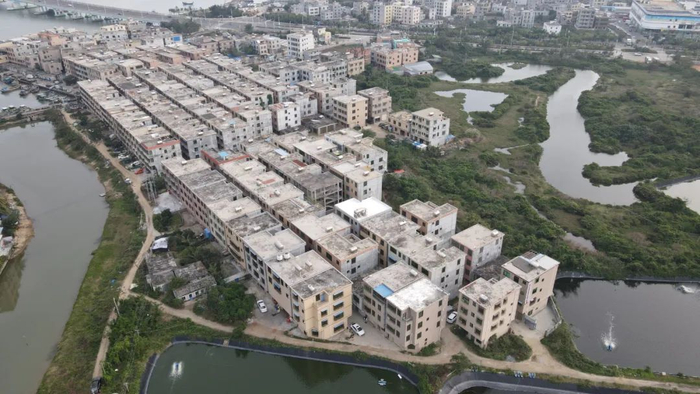 土尾村具有争议的50亩土地上已经建满了房屋。巫英蛟 摄