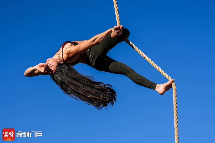 美国洛杉矶肌肉海滩，极限运动爱好者正在攀爬绳索。读特见习记者 葛墨含 摄