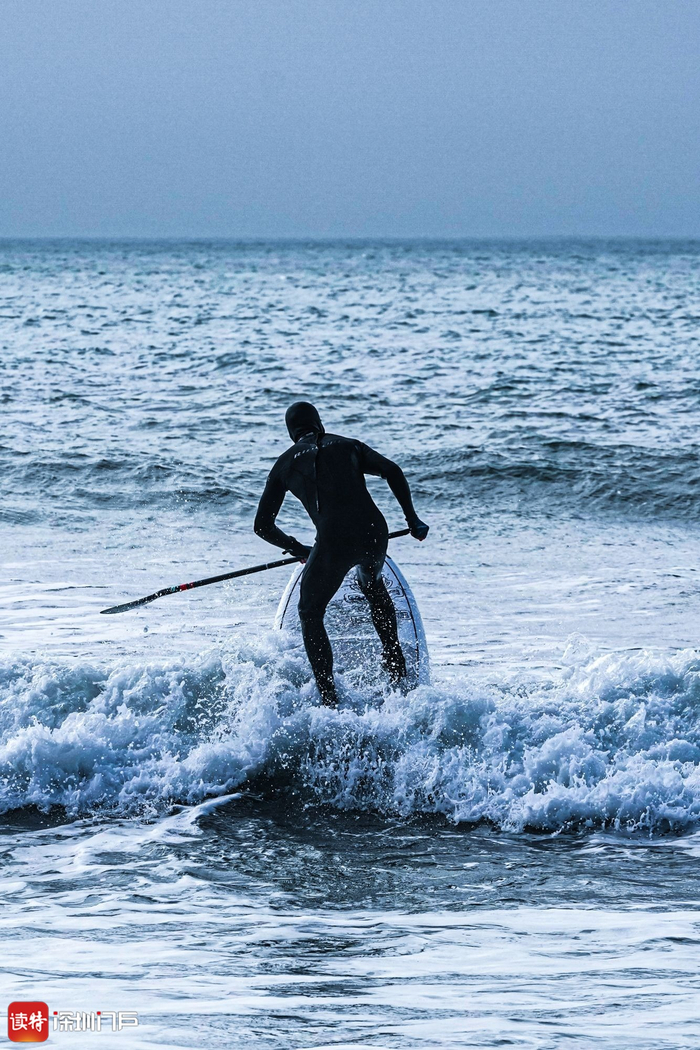 美国加州一号公路海滩，一位冲浪爱好者在乘风破浪。读特见习记者 葛墨含 摄
