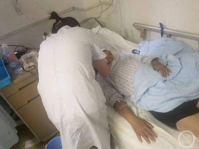 ▲熊婆婆的二儿媳刘女士仍在医院救治，医生说会有后遗症。