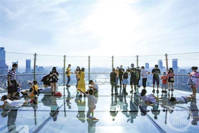 ▲重庆来福士水晶连廊探索舱·观景台成旅游经济打卡地