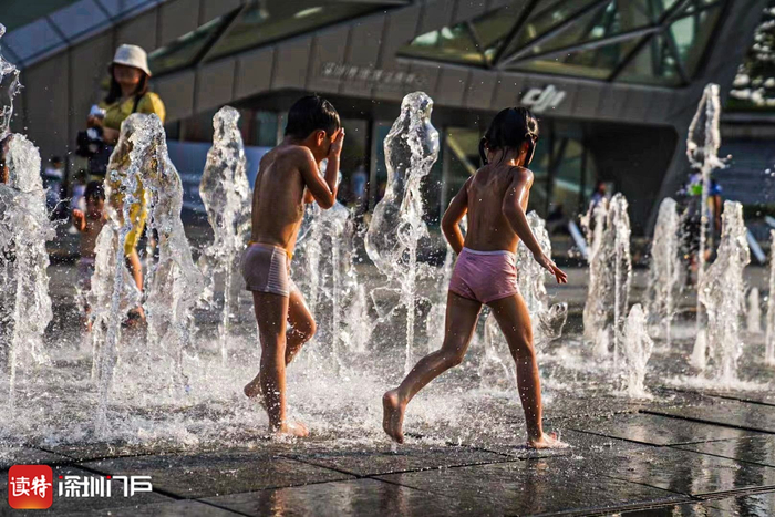 深圳欢乐海岸，孩子们在喷泉里肆意奔跑。读特见习记者 葛墨含 摄