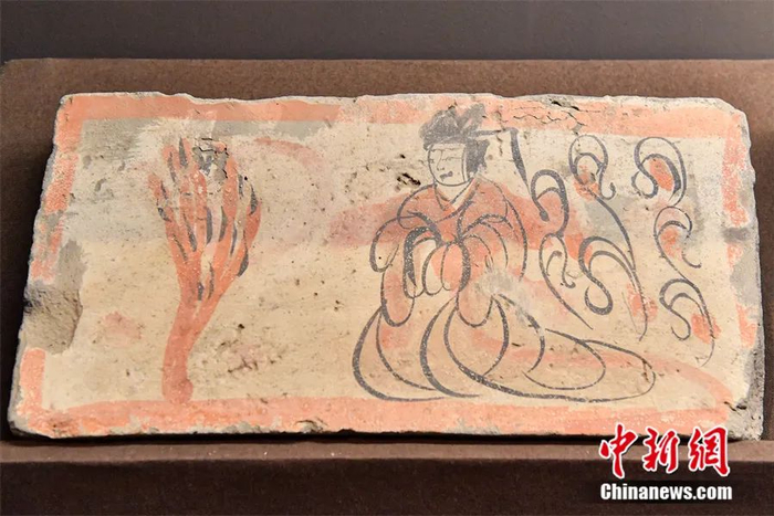 河西走廊地区魏晋彩绘王母画像砖。中新社记者 田雨昊 摄