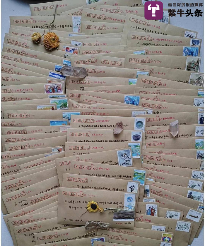 “白大侠”每写完一百封信就会集中寄出