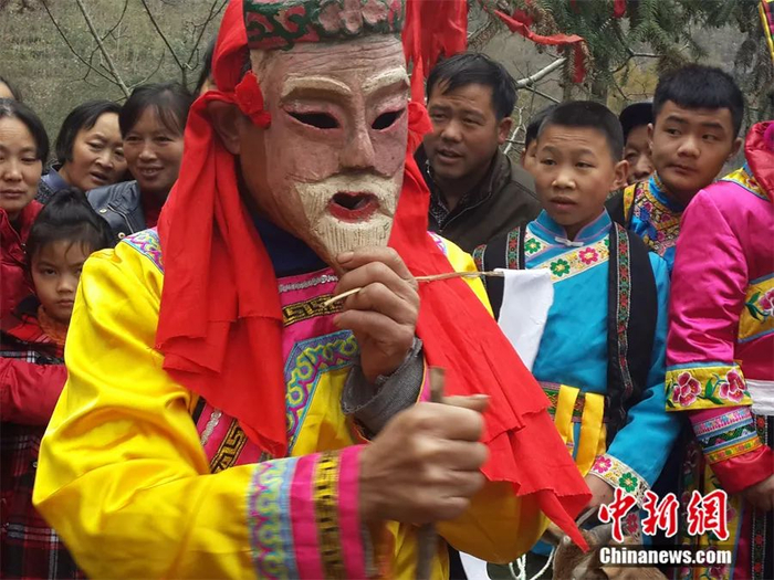 羌族“转山会”祈福仪式。中新社发 曾云 摄