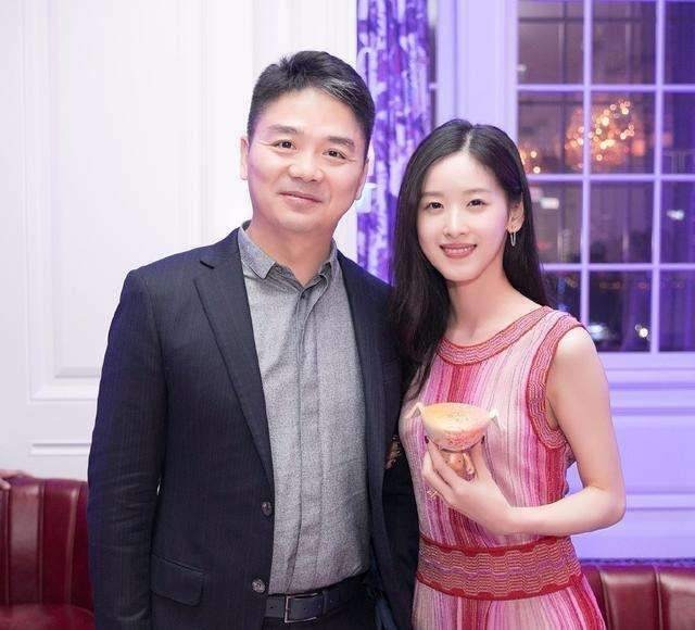 48岁刘强东现状曝光!6年套现640亿,在美国出事后多年未回老家