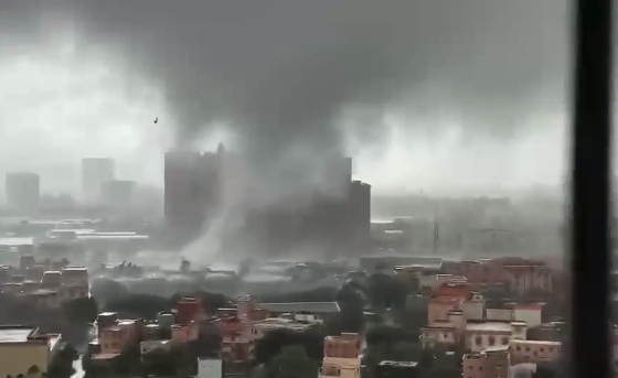 2022年7月2日17时30分前后，广东佛山市南海区西樵镇附近发生国标二级（EF1级）龙卷风。视频截图