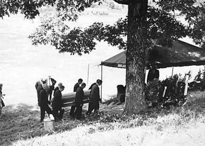 福克纳的葬礼 图片来源于《福克纳画传》