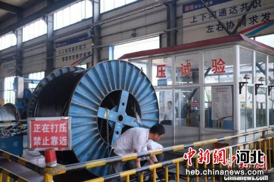 图为贾家口镇电线电缆企业生产车间。