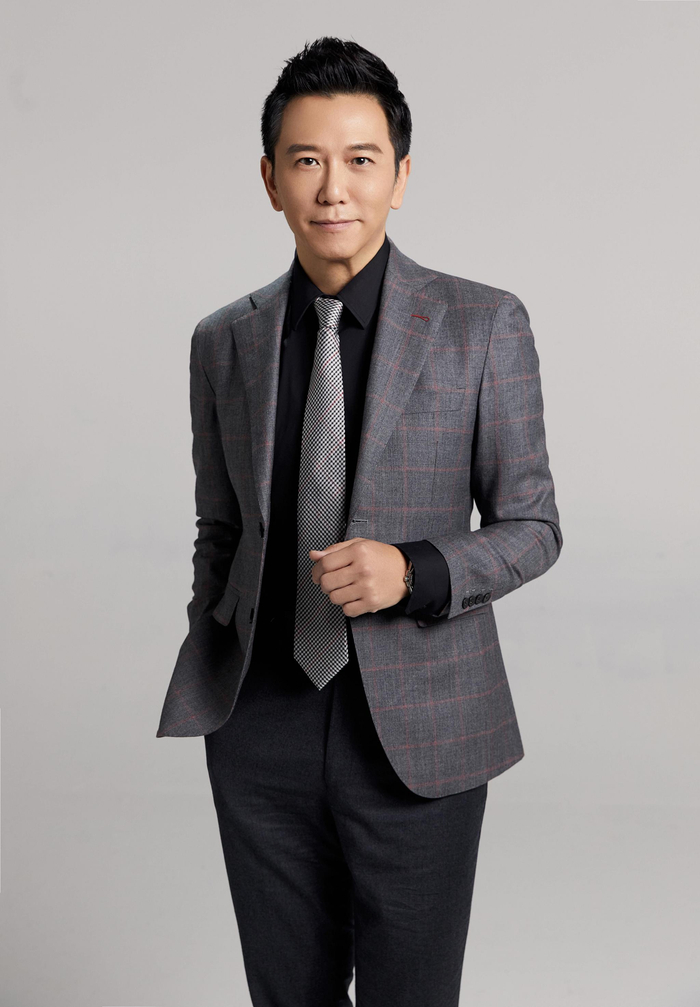 多部经典剧集播出后，温兆伦成了上世纪90年代的当红小生。  受访者供图