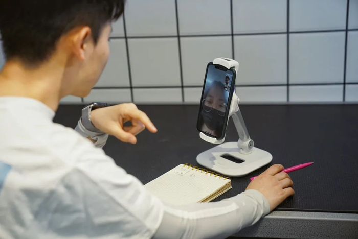 ▲4月17日，天通苑一家犬行为训练中心，大佟给学员小雪视频授课。疫情以来，越来越多的学员选择上“网课”。