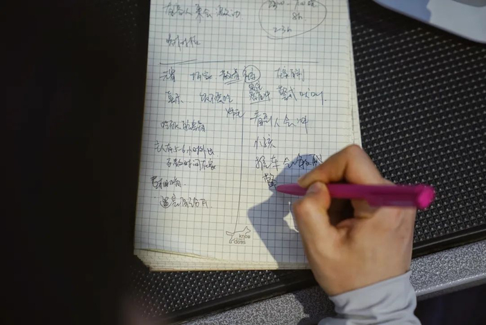 ▲4月17日，天通苑一家犬行为训练中心，大佟一边给学员视频授课一边记笔记。