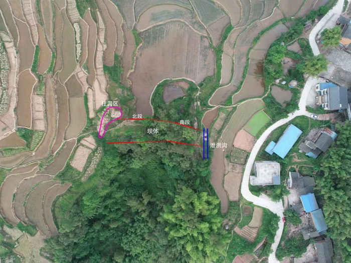 图7 赤牛城遗址饿马摇铃堰坝俯拍（制图：马晓娇）