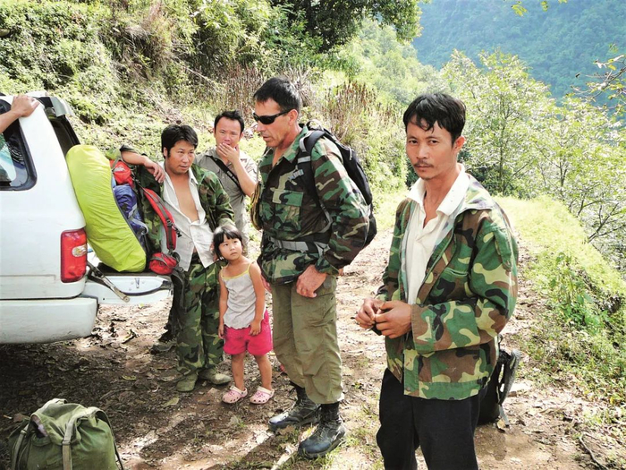 2011年9月，在云南大理的克莱顿·库里斯（右二）及向导。图片来源：MIA Recoveries,Inc