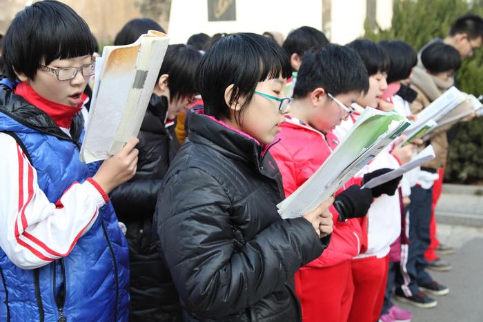 ↑2014年12月26日，河北衡水。衡水中学学生跑操。图片来自ICphoto