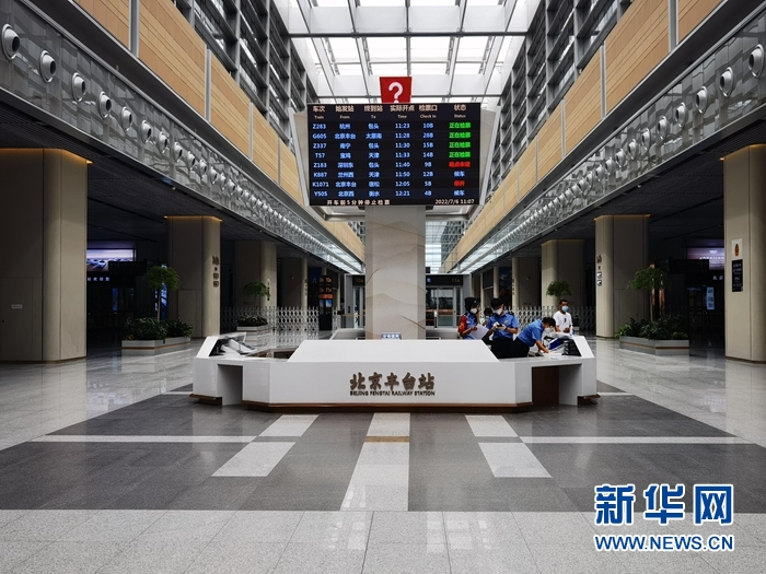 图为北京丰台站候车室12306服务台（唐斓 摄）