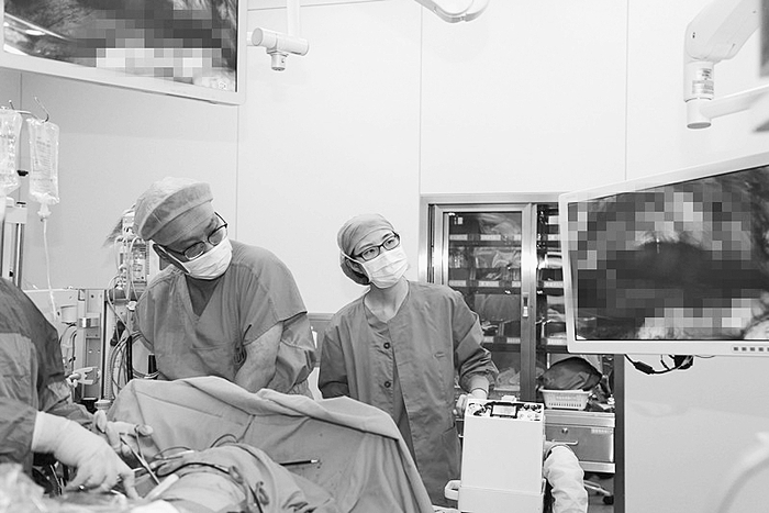 　　北京大学人民医院石家庄医院麻醉科执行主任辛玲博士在观摩手术。