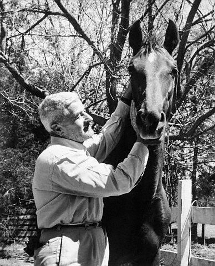 福克纳和自己心爱的马 图片来源于《福克纳画传》