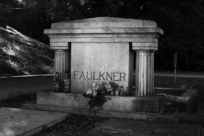 福克纳墓 图片来源于《福克纳画传》