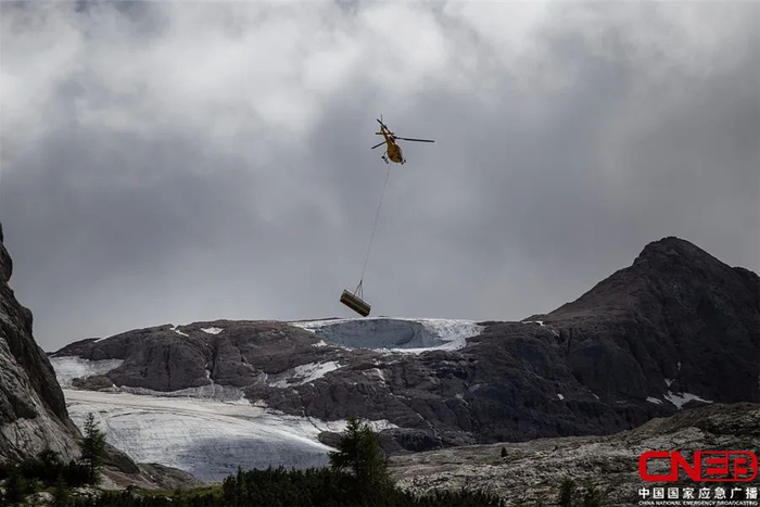 冰崩后当地派直升机进行救援。图源：国家应急广播网