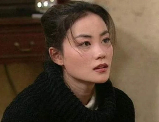 52岁王菲近照曝光,短发飘逸似少女,清瘦现身天后气场十足|张柏芝|谢霆锋|窦唯|爱情|婚姻_新浪新闻
