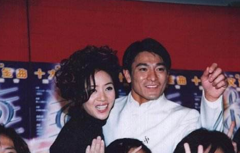 粉丝都泪奔了,只为纪念逝去的她|刘德华|梅艳芳|演唱会_新浪新闻