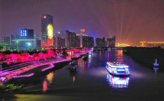 三龙湾号行经流光溢彩的东平水道龙舟广场段。/佛山日报记者张弘弢摄