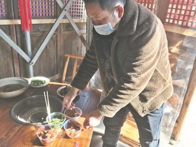 △侯明清为客人准备免费套餐