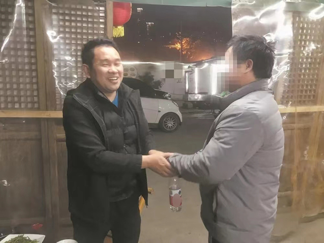 △侯明清（左）鼓励来店里吃爱心餐的客人