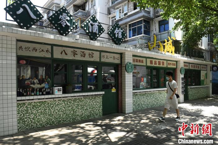 一市民经过“超级80街”内的老式商店。　周毅 摄