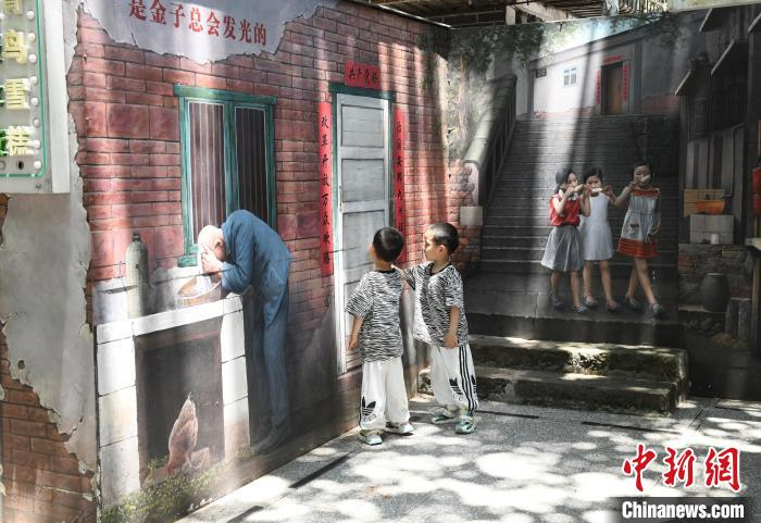 “超级80街”上的老重庆街景吸引小朋友驻足。　周毅 摄