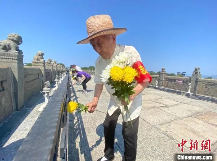 资料图：抗战历史义务讲解员郑福来老人来到卢沟桥上祭奠抗战英烈。北京市丰台区委宣传部供图