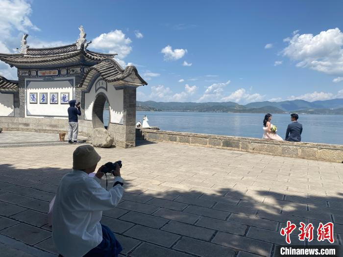 图为游客在洱海生态廊道拍摄婚纱照 陈静 摄