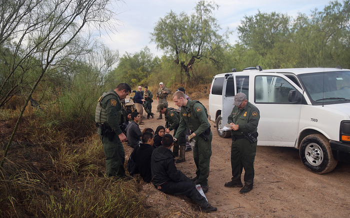 当地时间2016年8月16日，美国德克萨斯州罗马，美国边境巡逻人员在美国与墨西哥边境抓获一批非法移民。