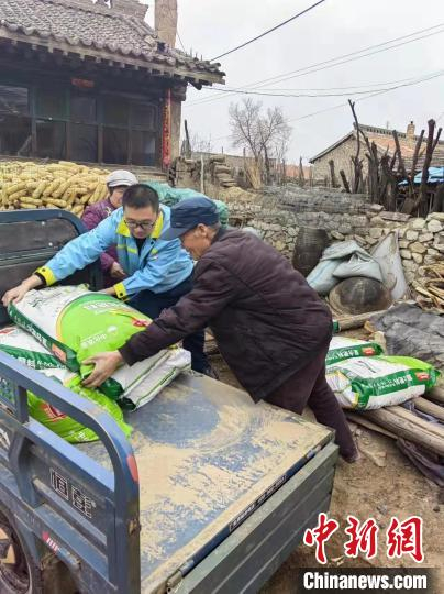 五寨县迎宾东大街站经理李旺为农户送化肥上门。　田红雁 摄