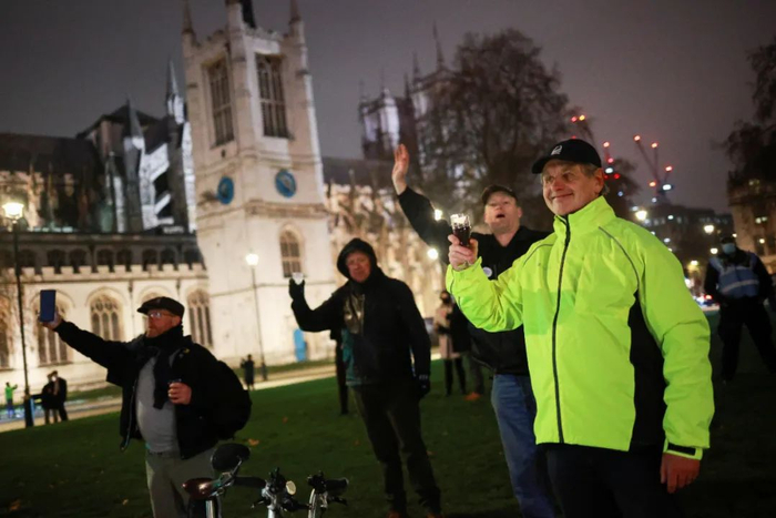 当地时间2020年12月31日，英国伦敦，英国脱欧协议正式生效，彻底脱欧。脱欧的支持者聚集在一起，举杯欢庆脱欧。图/IC photo