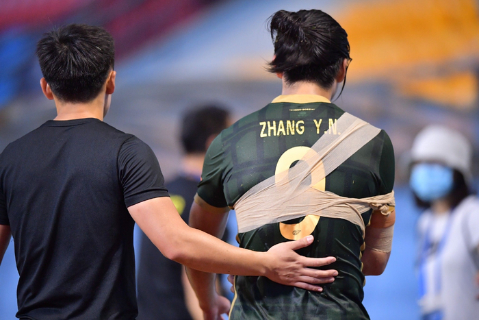 张玉宁受伤离场。